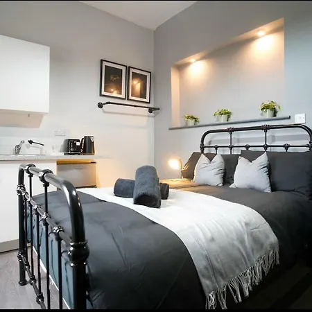 Sophisticated In Moseley Apartment