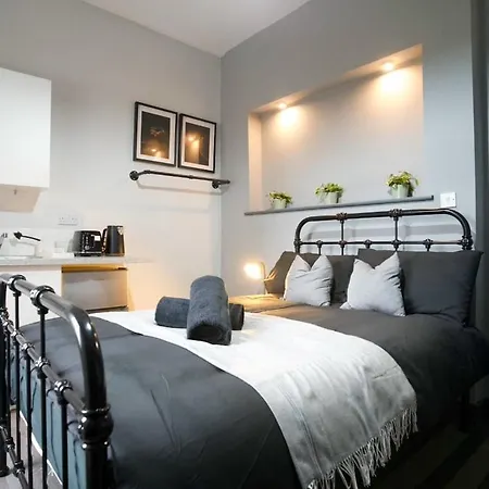 Sophisticated In Moseley Apartment *